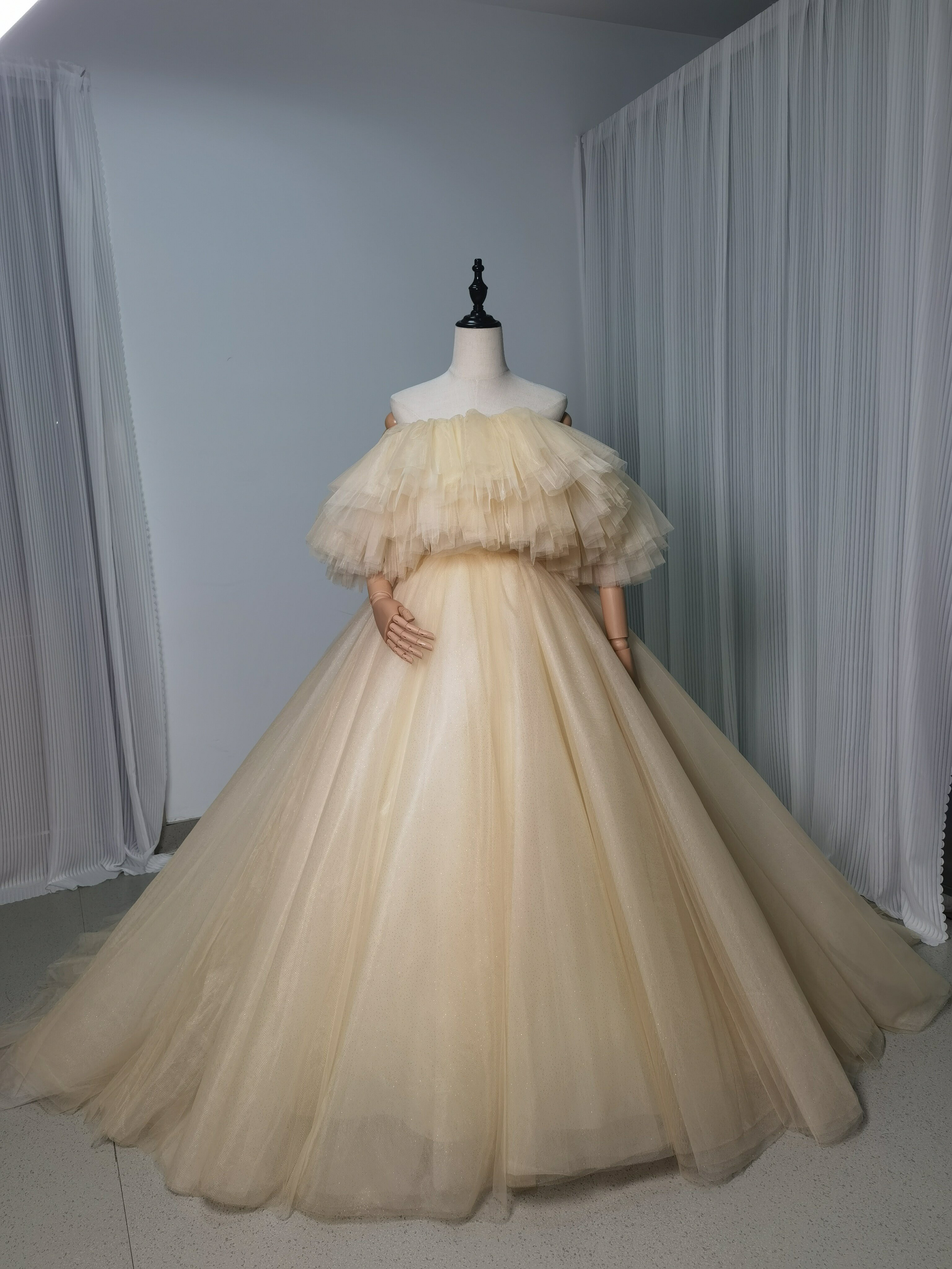 送料無料！ラッフルケープのオフショルダーシャンパンベージュカラードレス