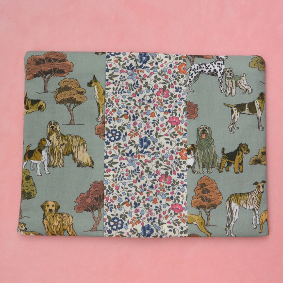 カードケース　リバティプリント使用　犬と小花柄 3枚目の画像