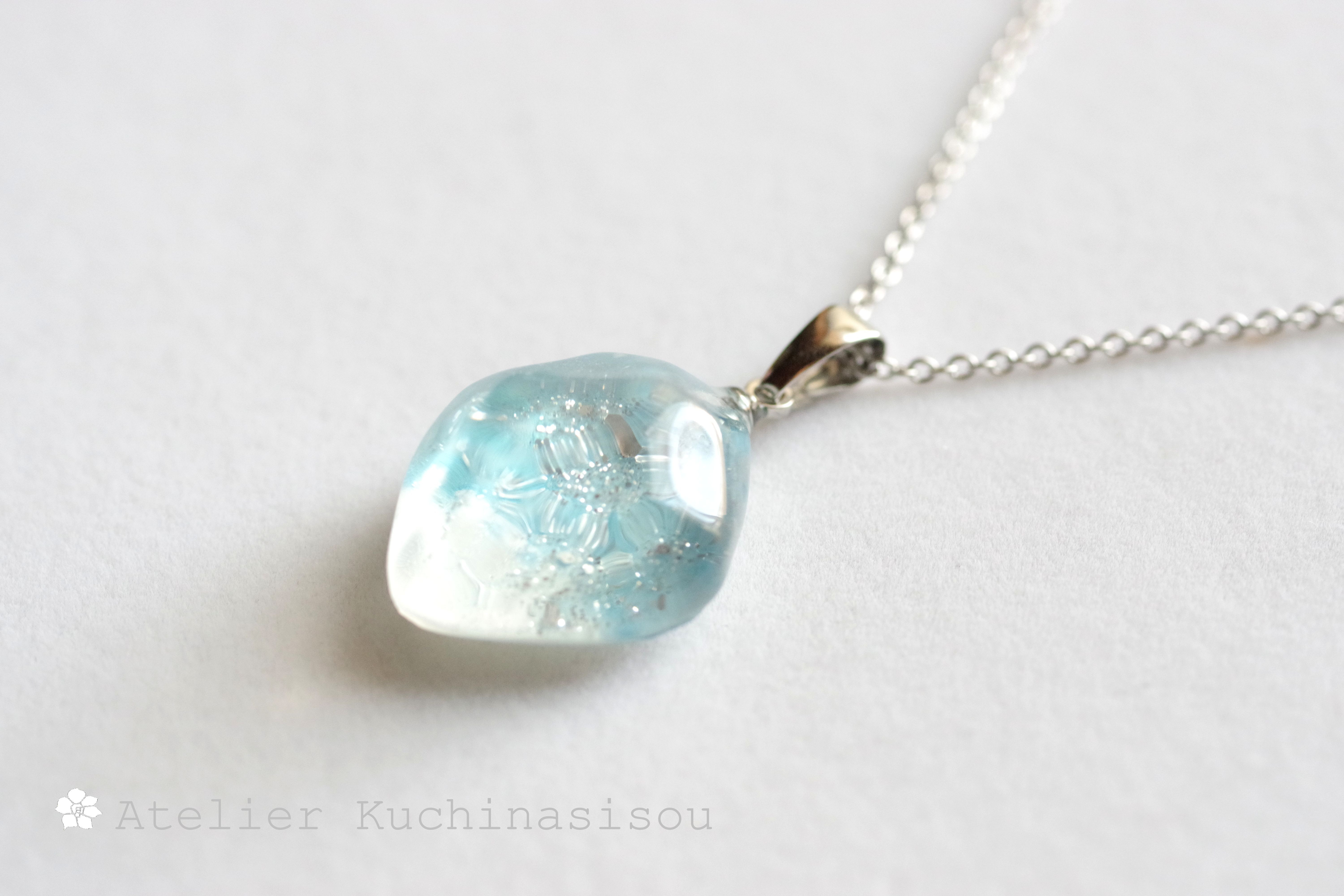 【1248】レジン　マトリカリア　ネックレス　ペンダント　ハンドメイド No.1248☆ハンドメイド☆マトリカリア♡三日月フラワーレジン