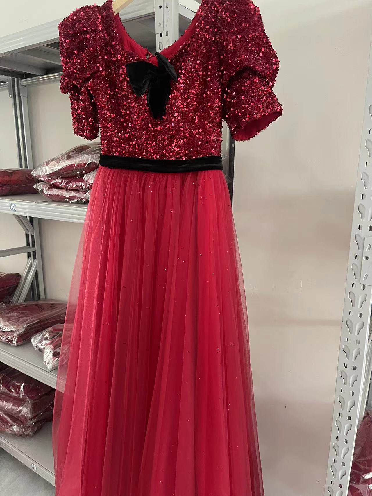 上品！パフスリーブ　赤色　カラードレス　カラー変更可能　二の腕隠せる　ラメ入り　ラウンドネック　パフスリーブ/演奏会挙式