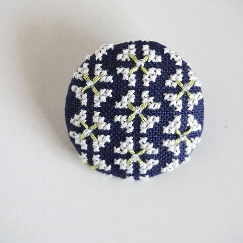 受注制作】刺繍ブローチ・ポニーフック「花12（紺地）」 ブローチ 