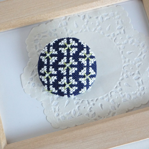 受注制作】刺繍ブローチ・ポニーフック「花12（紺地）」 ブローチ 