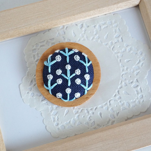 モコ花薄ブルー×ネイビー生地刺繍ブローチ