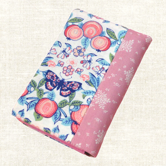 カードケース　リバティプリント使用　オフホワイト蝶々花柄とピンク小花柄 1枚目の画像