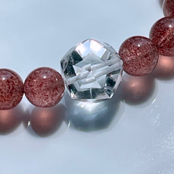 ガネーシュヒマール産水晶イコサヘドロン&ストロベリークォーツブレス 4枚目の画像