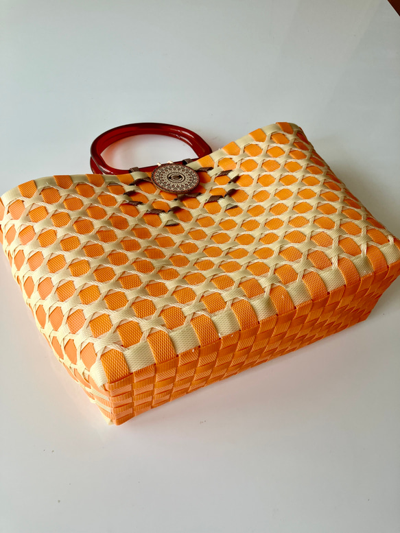 オレンジ色のかごバッグ 2枚目の画像