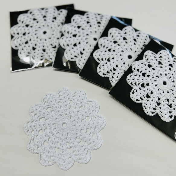 ホワイトのレース編みドイリー ドイリー レース編み 丸 ホワイト その他インテリア雑貨 こ