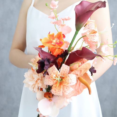 ワインカラーとオレンジのアームブーケ ウェディング 造花ブーケ 縦長