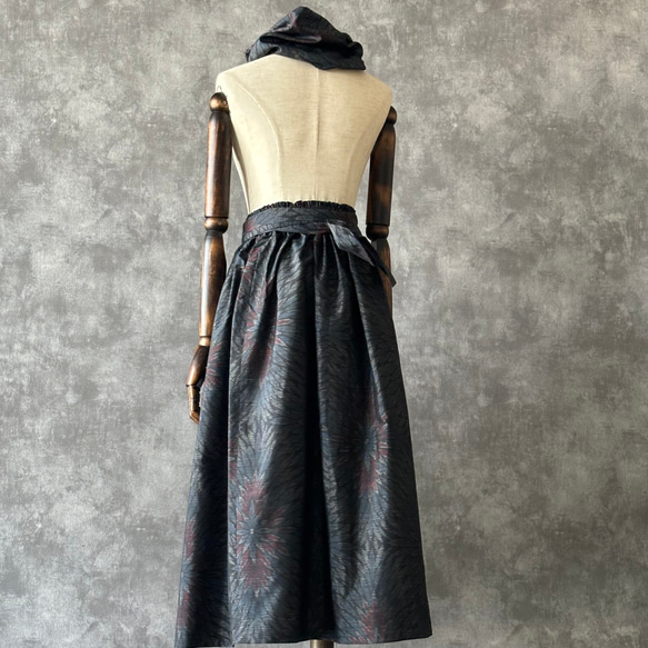 【一点モノ】大島紬 着物リメイク ギャザー スカート & スヌード 〜 四季 で心地良い 上質 絹 100% 〜 of the your made can it 100% Oshima Tsumugi has pattern It also as 一点モノ 大島紬 着物リメイク ギャザー スカート スヌード 四季 で心地良い 上質 using chrysanthemum in and on elastic waist The is You by around same UV rays be used measure against from rubber