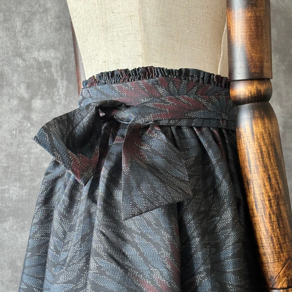 【一点モノ】大島紬 着物リメイク ギャザー スカート & スヌード 〜 四季 で心地良い 上質 絹 100% 〜 of the your made can it 100% Oshima Tsumugi has pattern It also as 一点モノ 大島紬 着物リメイク ギャザー スカート スヌード 四季 で心地良い 上質 using chrysanthemum in and on elastic waist The is You by around same UV rays be used measure against from rubber