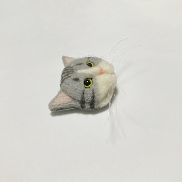 羊毛フェルト 猫ブローチ サバトラ白 3枚目の画像