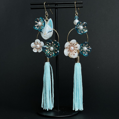 青梅と狐面の耳飾り(ピアス・イヤリング) ピアス（フック・チェーン