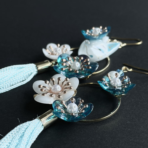 青梅と狐面の耳飾り(ピアス・イヤリング) ピアス（フック・チェーン