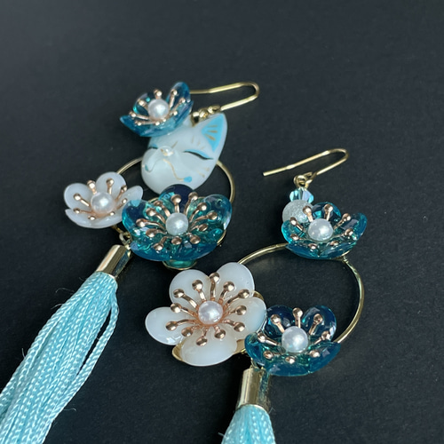青梅と狐面の耳飾り(ピアス・イヤリング) ピアス（フック