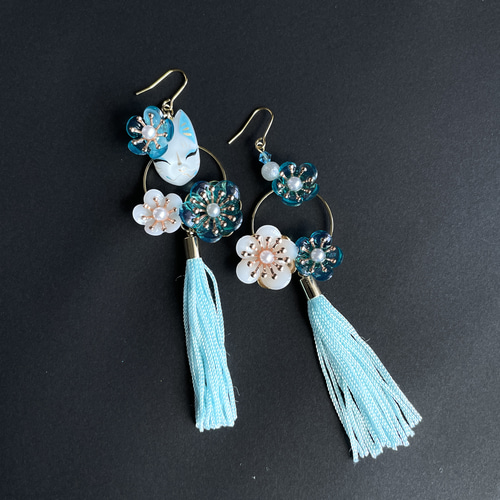 青梅と狐面の耳飾り(ピアス・イヤリング) ピアス（フック・チェーン