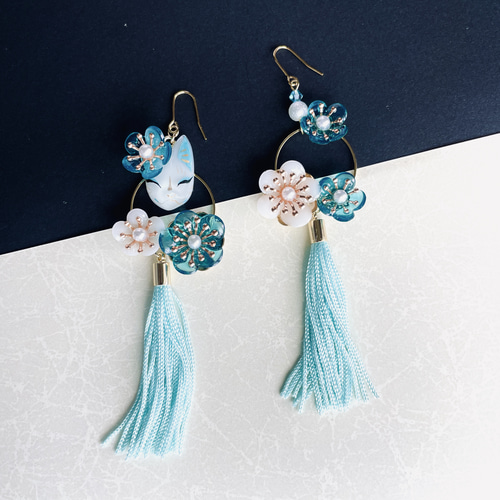 青梅と狐面の耳飾り(ピアス・イヤリング) ピアス（フック