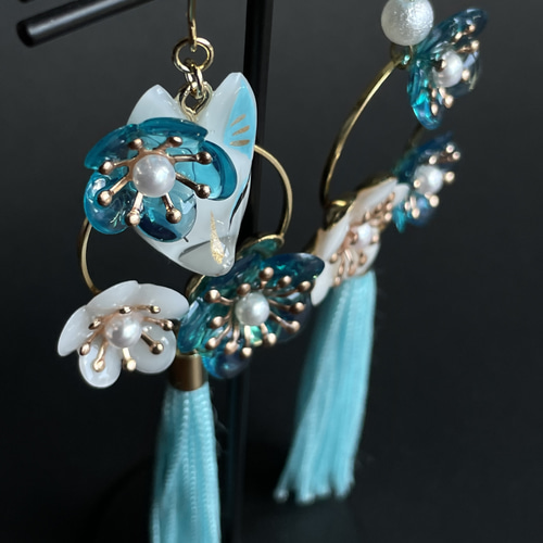 青梅と狐面の耳飾り(ピアス・イヤリング) ピアス（フック・チェーン