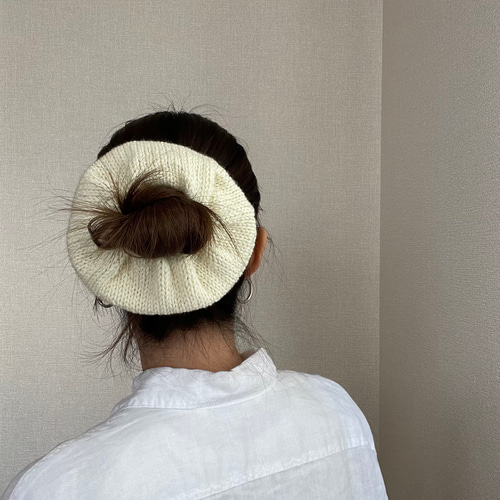 ヘアシュシュ　ニット帽 いつものまとめ髪が旬なムードに大ぶりニットシュシュ/レモンホワイト