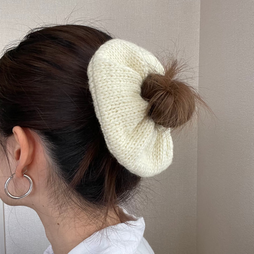 いつものまとめ髪が旬なムードに大ぶりニットシュシュ/レモンホワイト