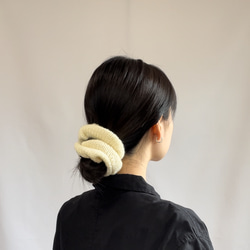 いつものまとめ髪が旬なムードに大ぶりニットシュシュ/レモンホワイト