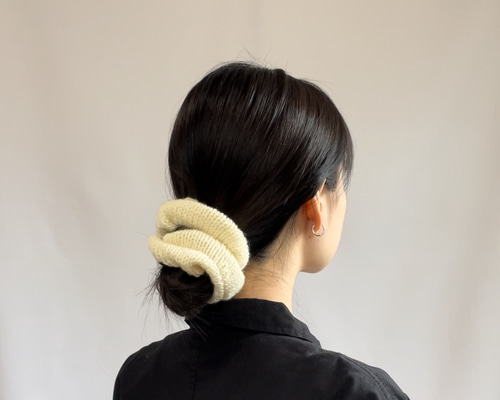 いつものまとめ髪が旬なムードに大ぶりニットシュシュ/レモンホワイト