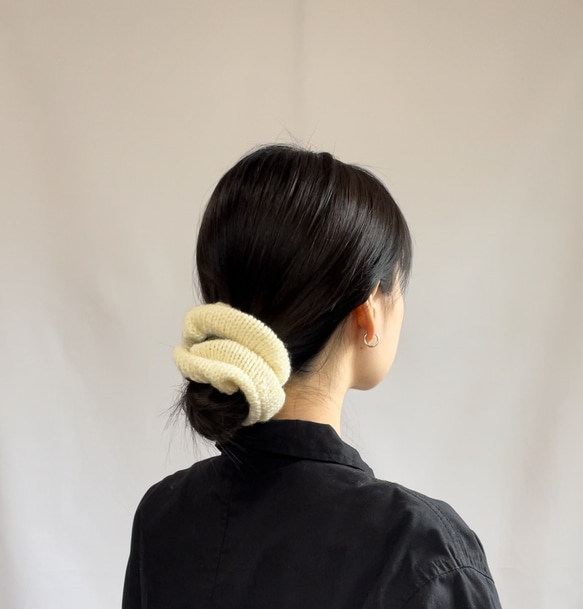 いつものまとめ髪が旬なムードに大ぶりニットシュシュ/レモンホワイト