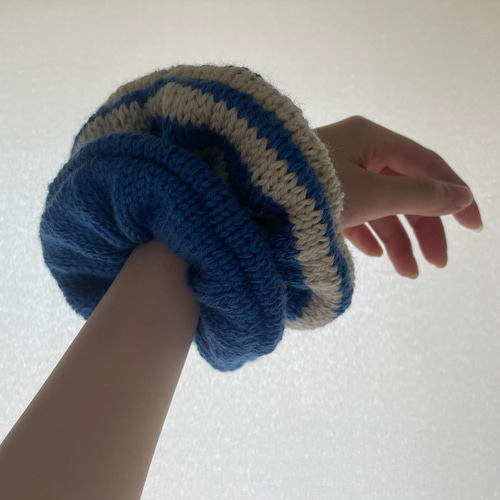 いつものまとめ髪が旬なムードに。大ぶりニットシュシュ/ブルー×ライト