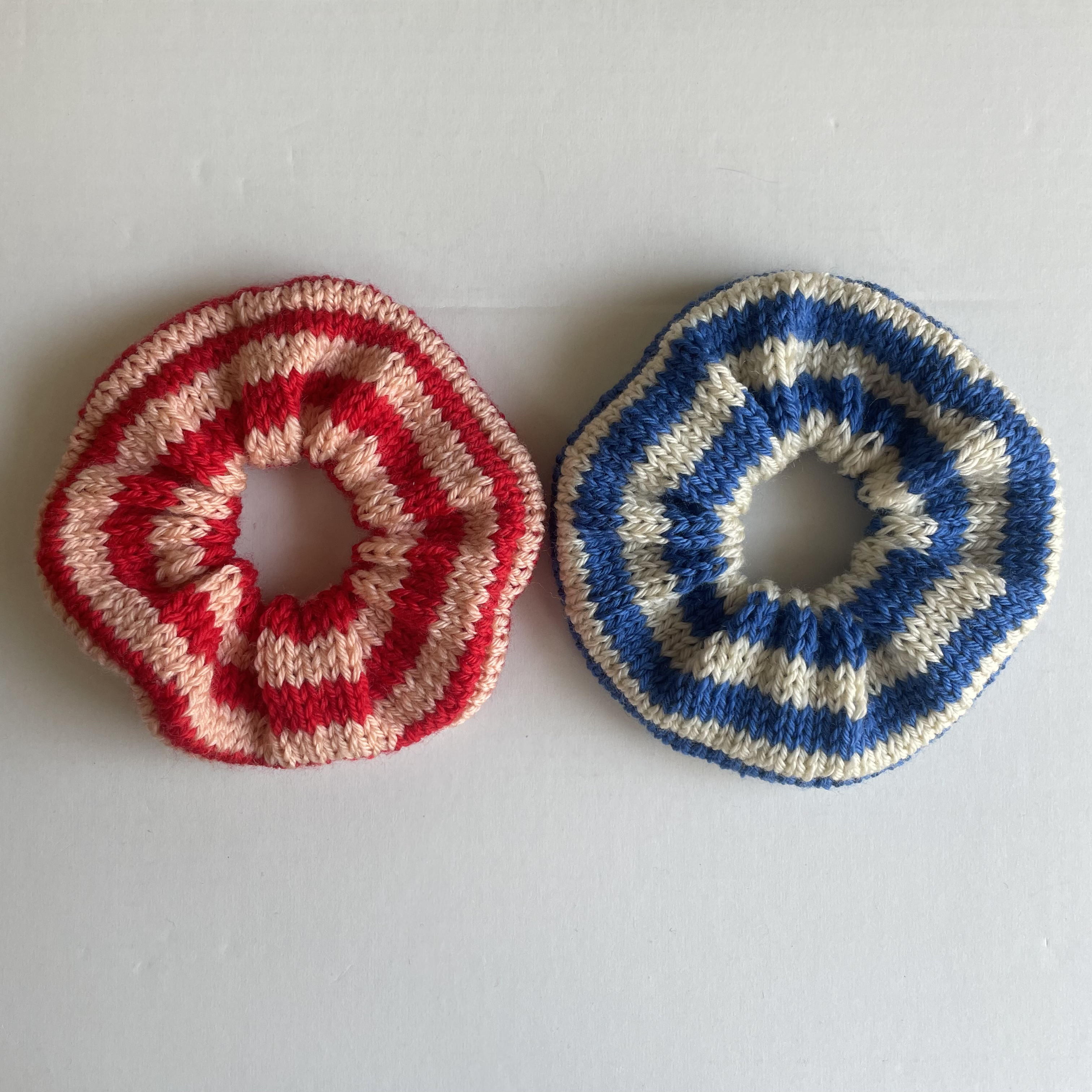 いつものまとめ髪が旬なムードに。大ぶりニットシュシュ/ブルー×ライトベージュ