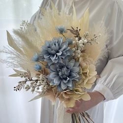 紫陽花とダリアのブルーホワイトブーケ 2枚目の画像