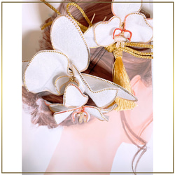 凛と美しい白無垢姿を惹き立てる胡蝶蘭のヘッドドレス　ブライダル　花嫁ヘア　つまみ細工　髪飾り　結婚式和装ヘア　色打掛　 8枚目の画像