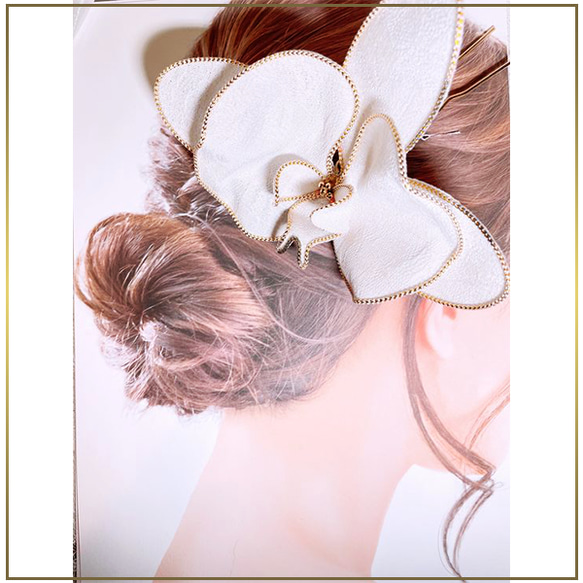 凛と美しい白無垢姿を惹き立てる胡蝶蘭のヘッドドレス　ブライダル　花嫁ヘア　つまみ細工　髪飾り　結婚式和装ヘア　色打掛　 10枚目の画像