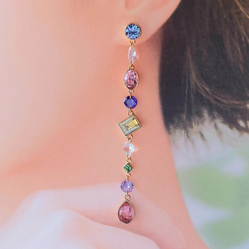スワロクリスタル】マルチカラーロングピアス ピアス（スタッド・一粒