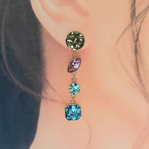極美品　SWAROVSKI　スワロフスキー　ピアス　マルチカラー　ワンポイント スワロクリスタル】ゴールドとマルチカラーのピアス ピアス