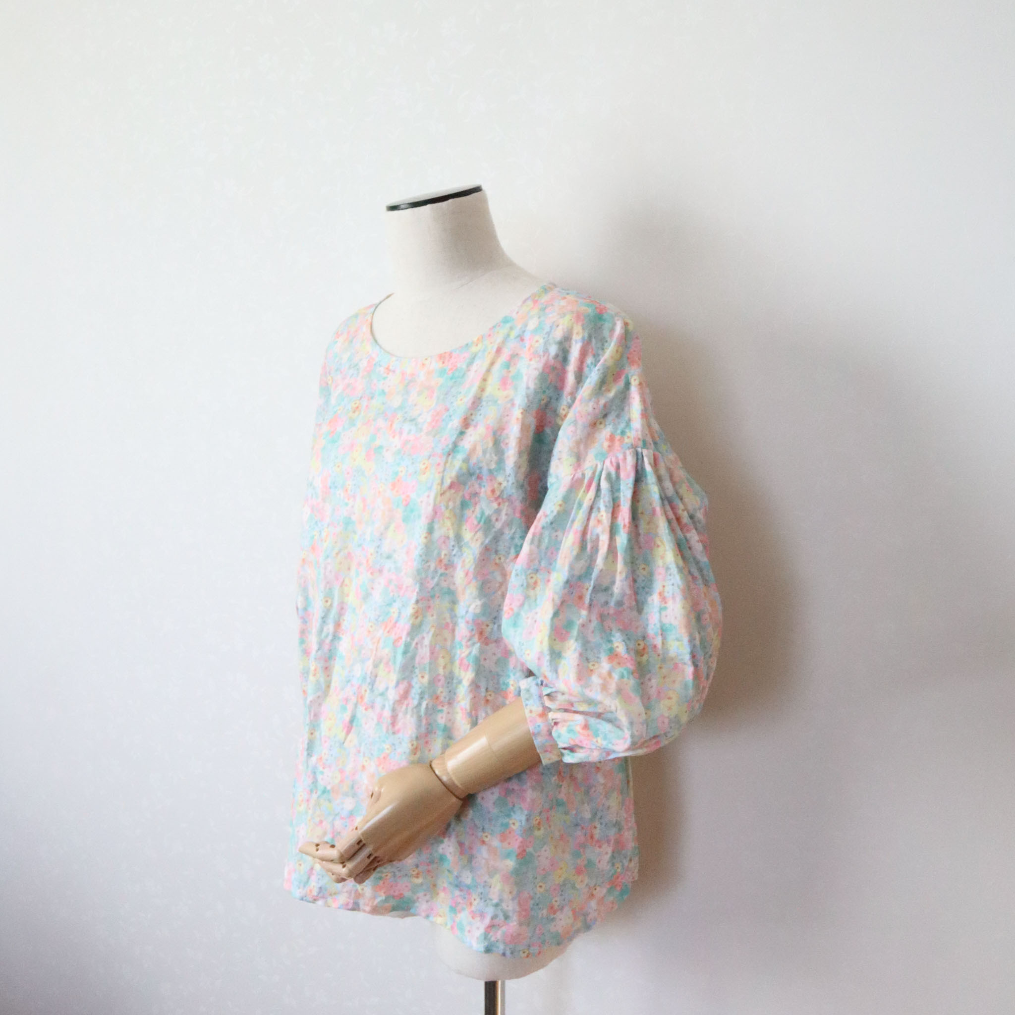 リバティリネン　ホリーホックスのふんわり袖ブラウス        Ω