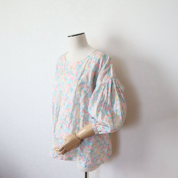 リバティリネン　ホリーホックスのふんわり袖ブラウス        Ω 人気・おすすめ｜売れ筋商品・話題商品におすすめ コスパ重視 安心配送 コスパ重視