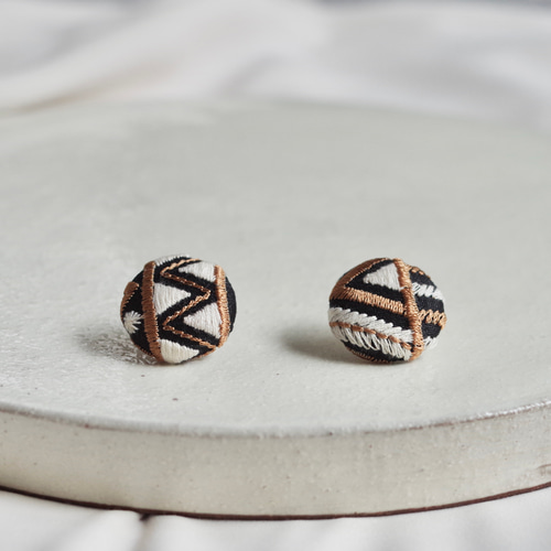 イヤリング/ピアス ジオメトリック柄刺繍リボンくるみボタン 