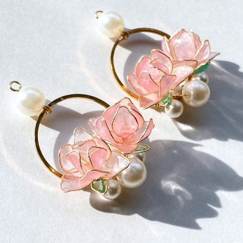 niki.du.poulain  布花　片耳ピアス　フラワー　木蓮のような花 niki.du.poulain 布花 片耳ピアス フラワー 木蓮のような花