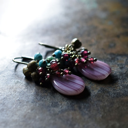 紫色條紋婚禮珠、柔軟的綠松石和石榴石以及民族鐘形耳環 第1張的照片