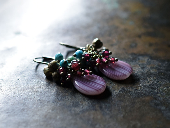 紫色條紋婚禮珠、柔軟的綠松石和石榴石以及民族鐘形耳環 第1張的照片