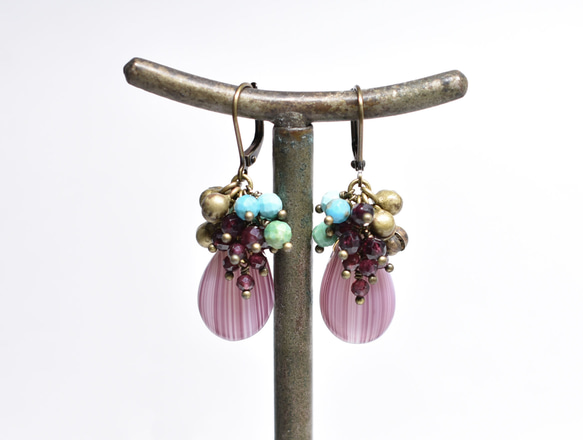 紫色條紋婚禮珠、柔軟的綠松石和石榴石以及民族鐘形耳環 第7張的照片