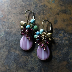 紫色條紋婚禮珠、柔軟的綠松石和石榴石以及民族鐘形耳環 第2張的照片