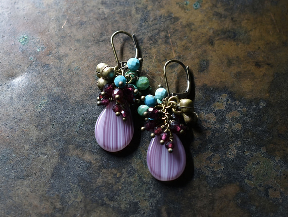 紫色條紋婚禮珠、柔軟的綠松石和石榴石以及民族鐘形耳環 第2張的照片