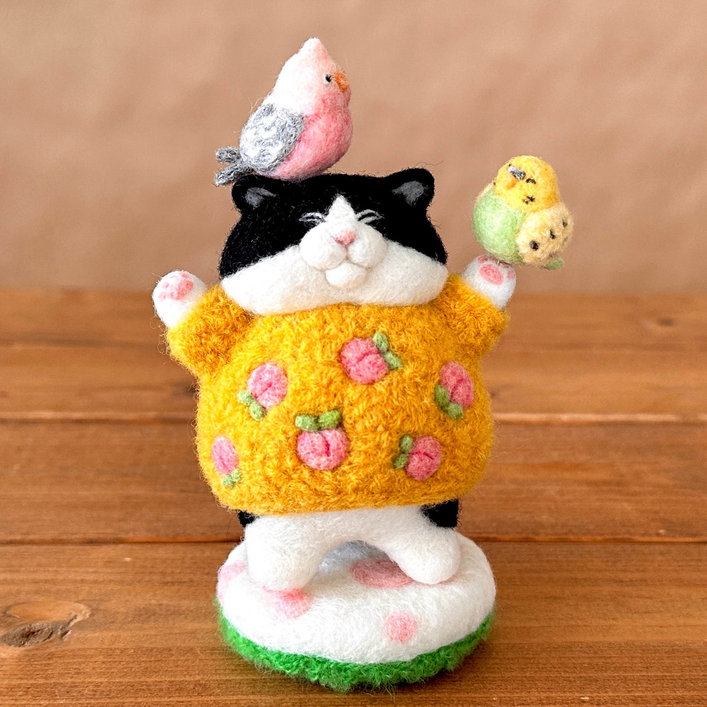 桃セーターのハチワレ猫さんと桃色インコさんたちの置物セット 羊毛フェルト 10,000円