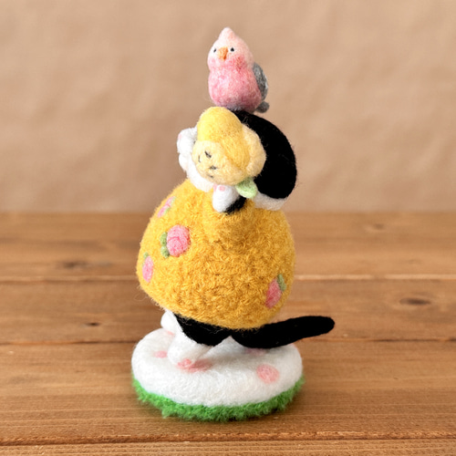 桃セーターのハチワレ猫さんと桃色インコさんたちの置物セット