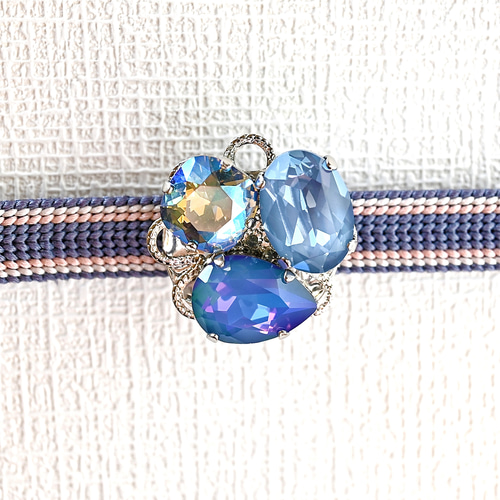 シンプルなクリスタルの帯留め 青A 青色 水色 ブルー キラキラ 小さい  