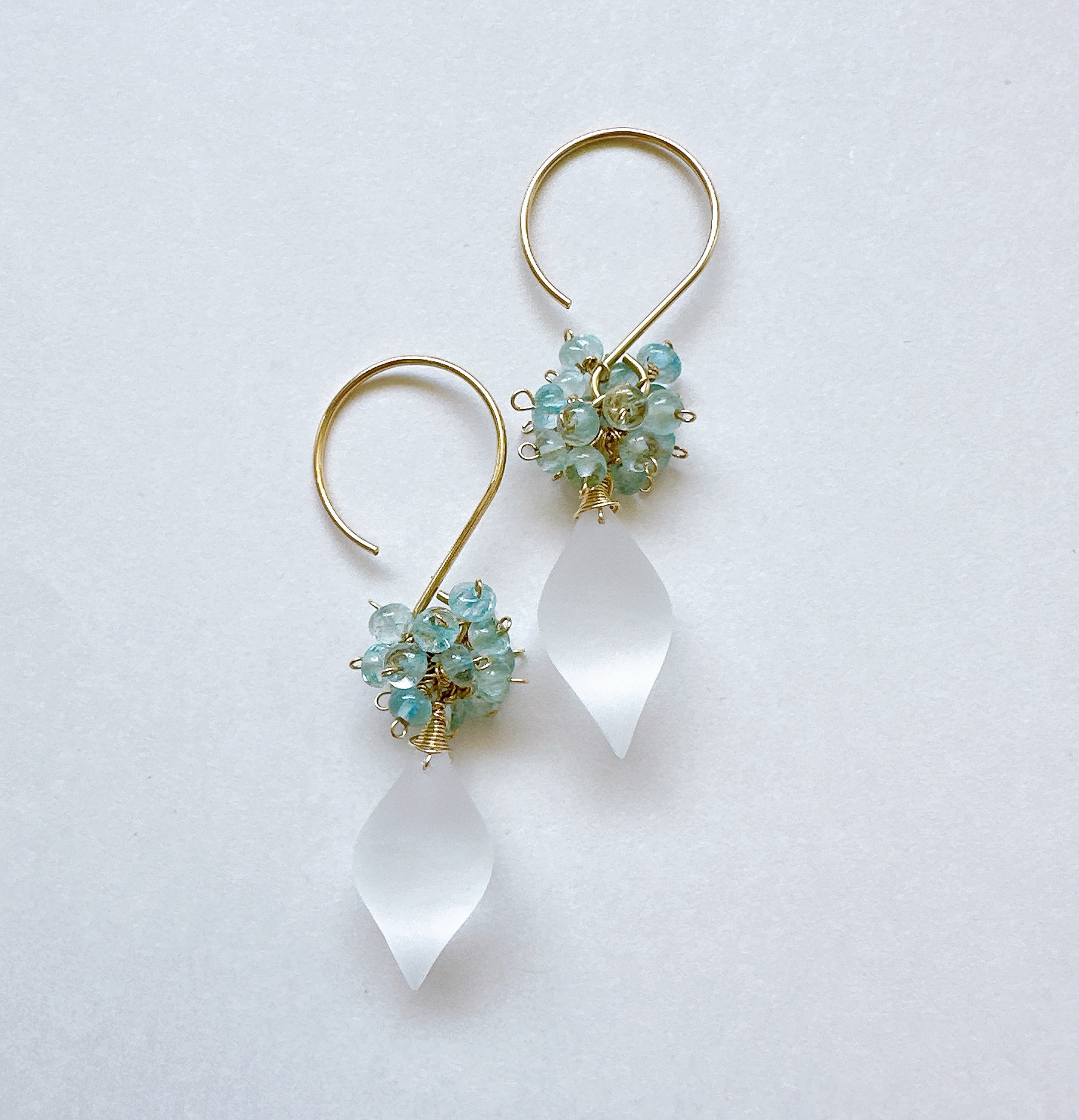 アクアマリンとフロスト水晶の揺れるピアス14kgf　晴やかブルー2025 3月誕生石