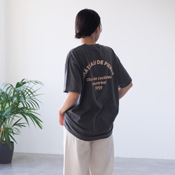 【ユニセックス】くすみカラーロゴTシャツ ブラック(半袖) 1枚目の画像