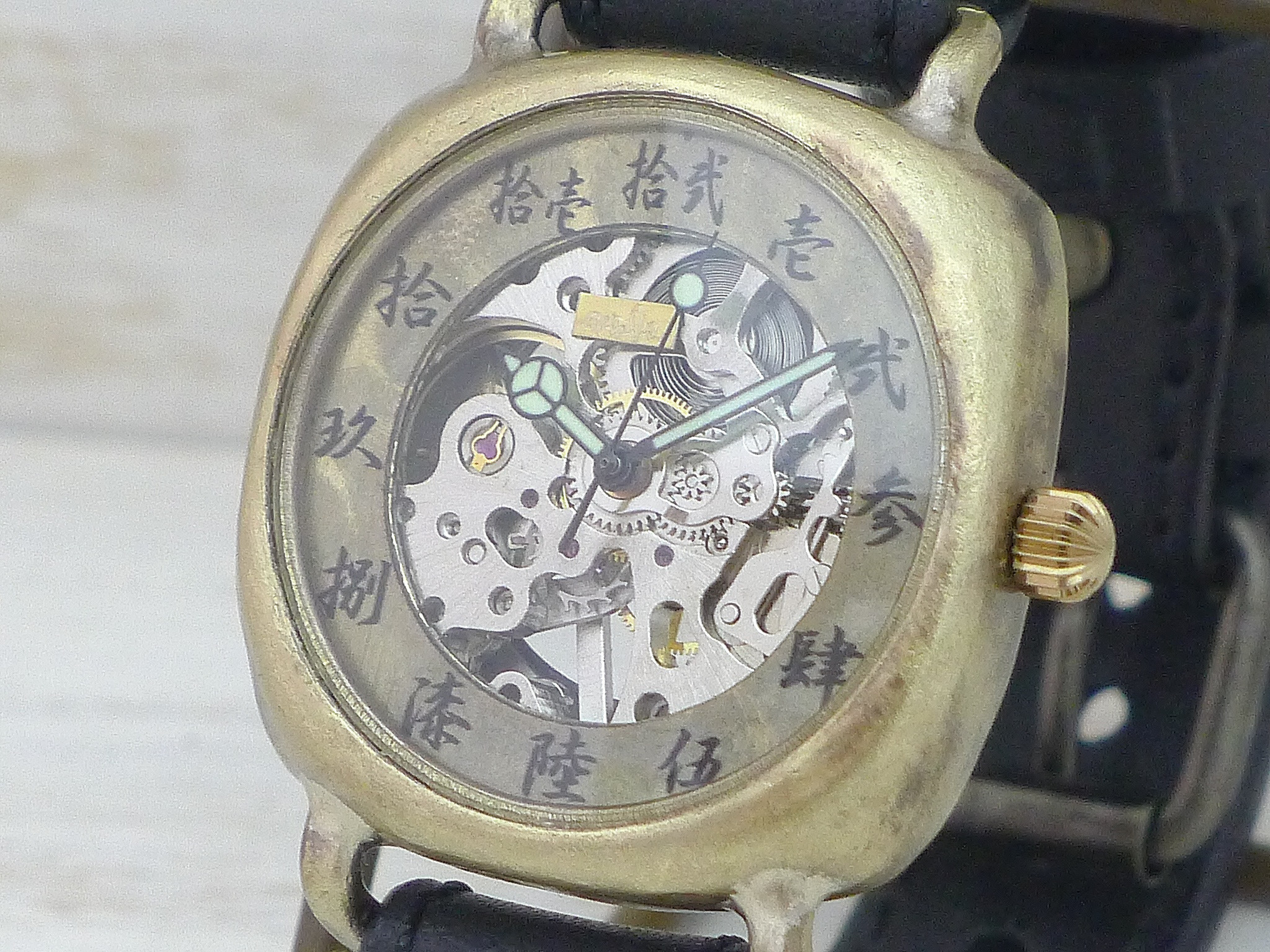 "倭ノ刻手巻角二" 旧漢数字インデックス 手巻き真鍮38mmクッションケース ステッチベルト [BHW158]