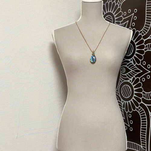 『蒼夜』ラブラドライトとディープアクアマリンのマクラメペンダントネックレス 瑞翠羽』ラブラドライトとエメラルドのマクラメペンダント ネックレス