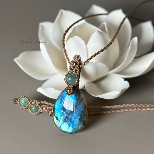 瑞翠羽』ラブラドライトとエメラルドのマクラメペンダント ネックレス